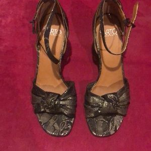 Block heel brocade high heel